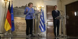 A Athènes, Angela Merkel fait à demi-mot son autocritique A Athènes, Angela Merkel fait à demi-mot son autocritique.