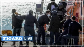 Grèce : un navire transportant 400 migrants secouru au large de la Crète D'après les garde-côtes grecs, «cette opération est une des plus grandes jamais menée dans cette zone de la Méditerranée orientale». (Photo d'illustration) DIMITRIS VOUCHOURIS / AFP