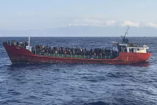 “Fin de la torture” pour les demandeurs d’asile naufragés en mer Égée Photo d'un bateau transportant 400 migrants prise au large de la Crète et rendue publique le 29 octobre 2021 par les gardes-côtes grecs. PHOTO / Handout / Hellenic Coast Guard / AFP