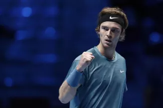 Tennis : Andrey Rublev s'impose face à Stefanos Tsitsipas au Masters Débuts réussis pour Andrey Rublev qui a battu Stefanos Tsitsipas en deux sets. (Guglielmo Mangiapane/Reuters)