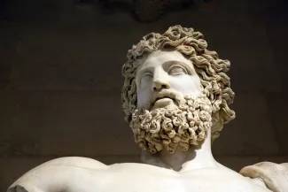 Relancer le latin et le grec ancien ? Parfaitement ! Buste de divinité barbue, dit le Jupiter de Versailles au Louvre à Paris. Christophe Lehenaff / Photononstop/AFP