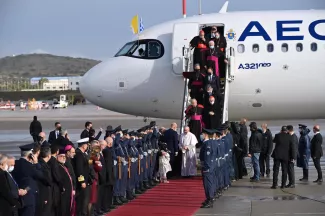 Voyage pontifical à Athènes: Le pape dénonce une Europe déchirée par les égoïsmes nationalistes.