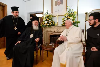 Religions: En Grèce, le pape clôture sa visite axée sur les migrants Religions: En Grèce, le pape clôture sa visite axée sur les migrants.