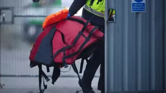 Des dizaines de migrants portés disparus au large de la Grèce Une opération de secours a été lancée mardi soir après qu'une alerte a été donnée sur un canot transportant des migrants au sud des îles Cyclades. Ben STANSALL / AFP