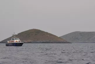 Un nouveau naufrage de migrants fait seize morts dans la mer Égée Un bateau des gardes-côtes grecs patrouillant dans la mer Egée (photo d'archive d'avril 2018) Reuters (Samiaki TV)