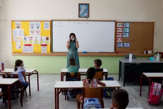 Le variant Omicron sème la panique dans les écoles en Grèce Une enseignante explique à ses élèves comment utiliser le masque contre la propagation du Covid-19, photo d'illustration prise le 14 septembre 2020, à Athènes (Grèce). PHOTO / THANASSIS STAVRAKIS / POOL VIA REUTERS.