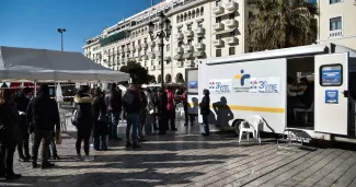 La Grèce amendera les plus de 60 ans non vaccinés, la Suisse teste moins que ses voisins: les nouvelles du 13 janvier Un centre de vaccination mobile à Thessalonique, dans le nord de la Grèce, le 23 décembre 2021. — © Sakis Mitrolidis/KEYSTONE