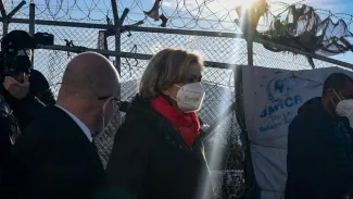 Accompagnée d'Éric Ciotti, Valérie Pécresse visite samedi l'ancien camp de Vathy, sur l'île grecque de Samos, où s'entassaient plus de 9 000 réfugiés dans des conditions scandaleuses. ALAIN JOCARD/AFP


