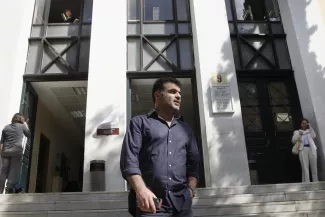 En Grèce, le journalisme sous pression Le journaliste grec Kostas Vaxevanis, ici quittant un tribunal, à Athènes, en 2013, comparaît de nouveau devant la justice ce 19 janvier 2022. REUTERS/John Kolesidis
