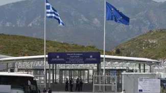 Un écrivain turco-arménien expulsé de Grèce a rejoint la France L'entrée du nouveau RIC (centre d'accueil et d'identification) polyvalent financé par l'UE pour les migrants sur l'île de Samos. LOUISA GOULIAMAKI / AFP