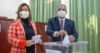 Le premier ministre Faiz Sucuoglu et sa femme ont voté dans un bureau de Nicosie, dimanche 23 janvier 2022. — © AFP /Birol BEBEK



