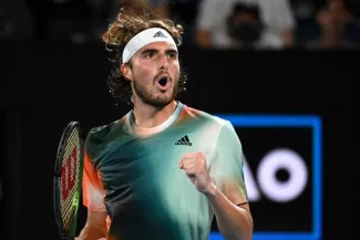 Open d'Australie (H) : Stefanos Tsitsipas domine Jannik Sinner et se qualifie pour les demi-finales de l'Open d'Australie Stefanos Tsitsipas a joué un excellent tennis, ce mercredi, pour se hisser en demi-finale à Melbourne. (M. Sette/Reuters)