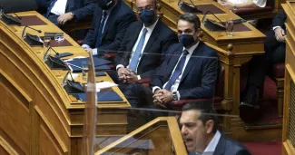 En Grèce, le gouvernement de Mitsotakis survit à une motion de défiance Le chef de l'opposition, Alexis Tsipras (au premier plan), a qualifié de «fiasco» la réponse de Mitsotakis (au second plan) à la tempête de neige qui a frappé la Grèce. Au Parlement, à Athènes, dimanche.
