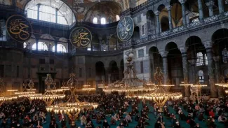 Depuis que Sainte-Sophie a rouvert comme mosquée (ici, en avril 2021), les mosaïques du plafond en demi-coupole sont invisibles, cachées derrière des voiles. Murad Sezer/REUTERS


