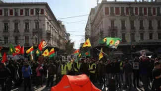 Grèce: des centaines de manifestants contre les refoulements de migrants Des manifestants agitent des drapeaux devant un canot de sauvetage, le 6 février 2022, pour protester contre le refoulement de migrants et la violence à la frontière gréco-turque, après la découverte de 19 corps de migrants morts de froids non loin de cette zone. LOUIZA VRADI / REUTERS