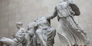 « Libérez les marbres du Parthénon emprisonnés dans une galerie sombre et étroite du British Museum » « Libérez les marbres du Parthénon emprisonnés dans une galerie sombre et étroite du British Museum ».