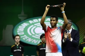 Tennis : Vainqueur de Tsitsipas en finale à Rotterdam, Auger-Aliassime remporte enfin son premier titre Premier titre sur le circuit ATP pour Félix Auger-Aliassime, à 21 ans. (P. Van De Wouw/Reuters)