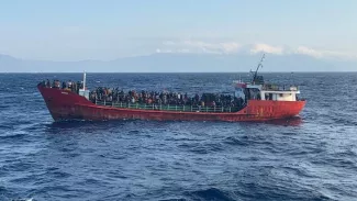 Des migrants près de l'île de Crète, en Grèce. HELLENIC COAST GUARD / REUTERS


