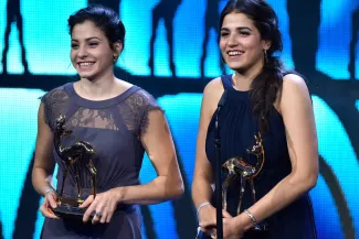 Sarah Mardini et sa sœur Yusra aux Bambi Awards à Berlin, le 17 novembre 2016. Photo/ CLEMENS BILAN / DPA / AFP


