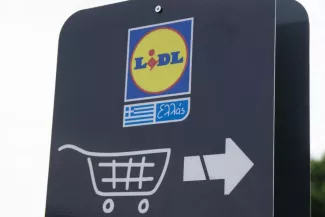 En Grèce, Lidl boycotté pour s'en être pris à une retraitée partie sans payer Enseigne Lidl en Grèce. Image d'illustration. PHOTO FRANK RUMPENHORST / DPA / dpa Picture-Alliance via AFP