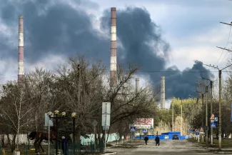 Vu de Grèce. Après l’offensive en Ukraine, l’Europe face à ses faiblesses De la fumée s'élève depuis le site d'une centrale électrique près de Louhansk, le 22 février, au lendemain de la reconnaissance des républiques séparatistes par Vladimir Poutine. PHOTO / ARIS MESSINIS / AFP