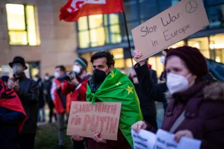 Stuttgart, le 24 février 2022. Des manifestants se sont rassemblés devant le consulat général de Russie pour protester contre l'invasion de l'Ukraine par les troupes russes. Photo Christoph Schmidt / DPA / dpa Picture-Alliance via AFP



