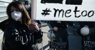 En Grèce, la justice s’empare de la vague #Metoo Depuis janvier 2021, la parole se libère en Grèce sur les violences sexuelles et domestiques.