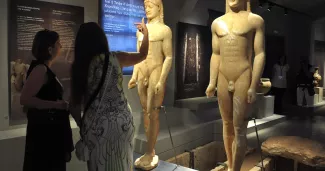 Exposition des anciennes statues jumelles, kouros, datées de 530 av J-C lors de l'inauguration du musée archéologique à Corinthe en juillet 2016. Les statues sont affichées pour la première fois, après avoir été saisies à des trafiquants d'antiquités en 2010. VALERIE GACHE / AFP


