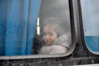 Les Grecs d’Ukraine menacés par l’invasion russe Au départ de Marioupol, un car de réfugiés a emprunté un couloir humanitaire jusqu'au village de Bezymennoe, dans la région de Donetsk. Photo Alexey Kudenko/Sputnik via AFP