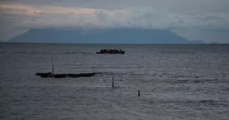 Grèce : 100 migrants secourus de leur bateau en difficulté près de Paros Selon les premières informations, tous les passagers ont été transférés sains et saufs sur un navire de la police portuaire grecque et acheminés vers le port de Paros, où ils doivent être soumis à des tests de dépistage du coronavirus. (Photo d'illustration) giannis / stock.adobe.com