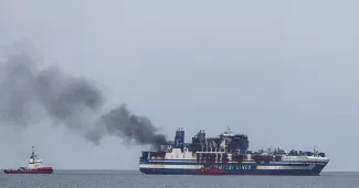 Grèce: 11 morts dans l'incendie du ferry incendié, selon un nouveau bilan Le violent incendie, qui s'était déclaré à l'aube du 18 février avec près de 300 personnes à bord de l'Euroferry Olympia, n'avait été éteint qu'une semaine plus tard. ANGELOS TZORTZINIS / AFP