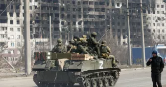 Ukraine : la France, la Turquie et la Grèce lancent une opération humanitaire à Marioupol Des troupes russes à Marioupol, jeudi.