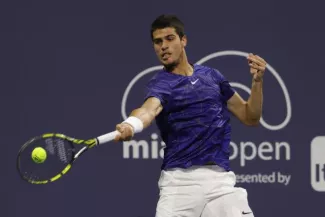 Tennis : Carlos Alcaraz ébouriffant face à Stefanos Tsitsipas et qualifié pour les quarts à Miami Carlos Alcaraz affrontera Miomir Kecmanovic pour une place dans le dernier carré à Miami. (G. Burke/Presse Sports)
