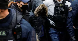 La suspecte, placée en garde à vue, a comparu jeudi devant une juge d'instruction d'Athènes. COSTAS BALTAS / REUTERS


