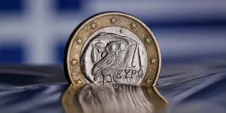 Après avoir failli couler dans la pire crise financière de son histoire en 2010, la Grèce sort enfin la tête de l'eau mais le chemin pour rejoindre la terre ferme des pays notés AAA par les agences de notation reste pavé d'embûches. (Crédits : Reuters)


