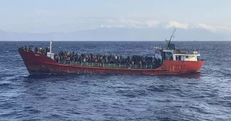 La Grèce accusée d'utiliser des migrants pour en refouler d'autres, selon une ONG En 2021, la Grèce a accueilli plus de 4000 migrants, et a disposé sur les îles des experts pour établir leur profil, afin de faciliter leur intégration. Handout / Hellenic Coast Guard / AFP