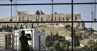 Les marbres du Parthénon: une éternelle querelle en voie de résolution? En illustration, le Parthénon vu depuis le musée de l'Acropole, institution consacrée aux sculptures du temple. LOUISA GOULIAMAKI / AFP