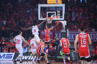 Basket - Euroligue (H) - Monaco s'impose au Pirée face à Olympiakos et égalise dans la série des quarts de finale en Euroligue Dwayne Bacon, ici en défense sur Tyler Dorsey, a été un parfait lieutenant de Mike James. (A. Réau/L'Équipe)