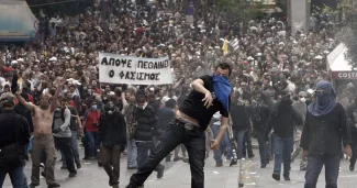 La Grèce tourne la douloureuse page du FMI En 2010, la grève générale du 5 mai, contre la rigueur dans le cadre du plan d'aide, fait trois morts. John Kolesidis/REUTERS