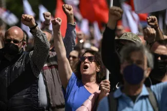 En Grèce, une grève de vingt-quatre heures contre l’inflation, qui bat des records Des manifestants à Athènes, 1er mai, pour la Journée internationale des travailleurs.