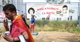 A Athènes, le verdict des meurtriers d’un jeune gay, icône du mouvement LGBT, provoque l’indignation Vangelis Skoufas, en charge des questions LGBT pour le parti de la gauche grecque Syriza, devant le tribunal d'Athènes, mardi, en attendant le verdict du procès des meurtriers de Zak Kostopoulos.