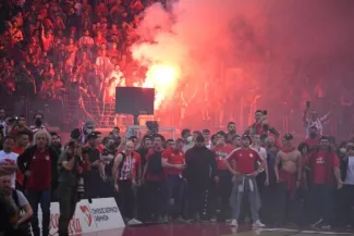 Basket : L'Olympiakos sanctionné par l'Euroligue après les incidents en fin de match contre Monaco L'Olympiakos sanctionné par l'Euroligue après les débordements de ses supporters. (A. Réau/L'Équipe)