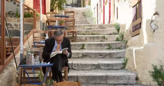 Un homme savoure un café dans le quartier de Pláka à Athènes, le 11 mai. PHOTO NIKOLAS KOKOVLIS / NurPhoto via AFP


