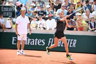 Roland-Garros (F) - Thierry Champion, l'entraîneur de Clara Burel, qui défie Maria Sakkari à Roland-Garros : « Je crois toujours énormément en elle » Clara Burel, sous les yeux de son coach Thierry Champion, lors d'un entraînement samedi. (P. Lahalle/L'Équipe)
