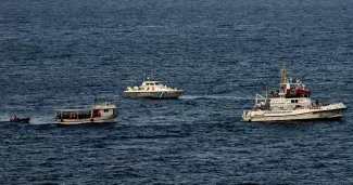 Quelque 600 migrants empêchés d'entrer en Grèce Image d'illustration, les garde-côtes turcs escortant d'autres bateaux. ARIS MESSINIS / AFP
