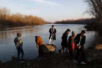 A la frontière gréco-turque, des réfugiés abandonnés au milieu de la rivière A la frontière gréco-turque, des réfugiés abandonnés au milieu de la rivière.