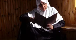 Une femme de la minorité musulmane de Grèce lit le Coran dans une mosquée de Komotini, en Thrace, le 17 octobre 2003. Photo FAYEZ NURELDINE / AFP.


