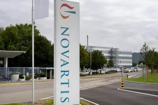 Dommages et intérêts: La Grèce réclame 214 millions d’euros à Novartis Dommages et intérêts: La Grèce réclame 214 millions d’euros à Novartis.