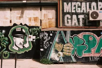 Foot : Le Panathinaïkos et le PAOK sanctionnés après les violences en finale de la Coupe de Grèce Des graffitis autour du stade du Panathinaïkos à Athènes. (S. Leban/L'Équipe)