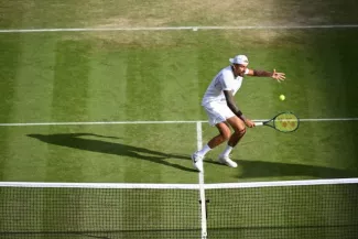 Wimbledon (H) : Nick Kyrgios domine Stefanos Tsitsipas et se hisse en huitièmes à Wimbledon Nick Kyrgios retrouve les huitièmes à Wimbledon. (P. Lahalle/L'Équipe)
